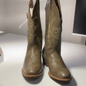 Cowboy boots NWT. Tan/olive color size 10